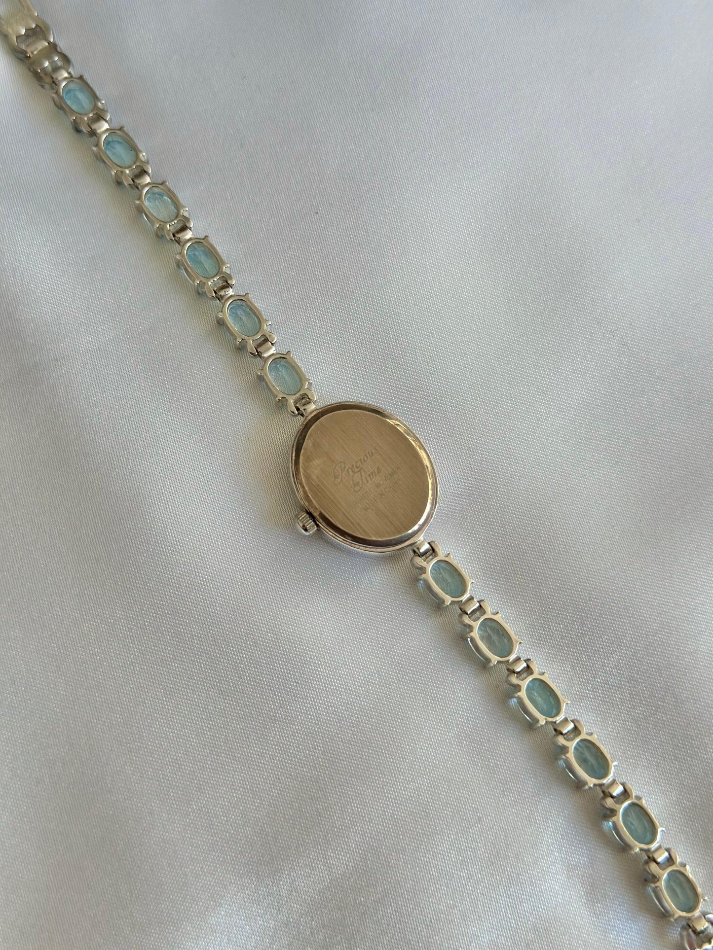 Montre vintage à pierres précieuses bleues