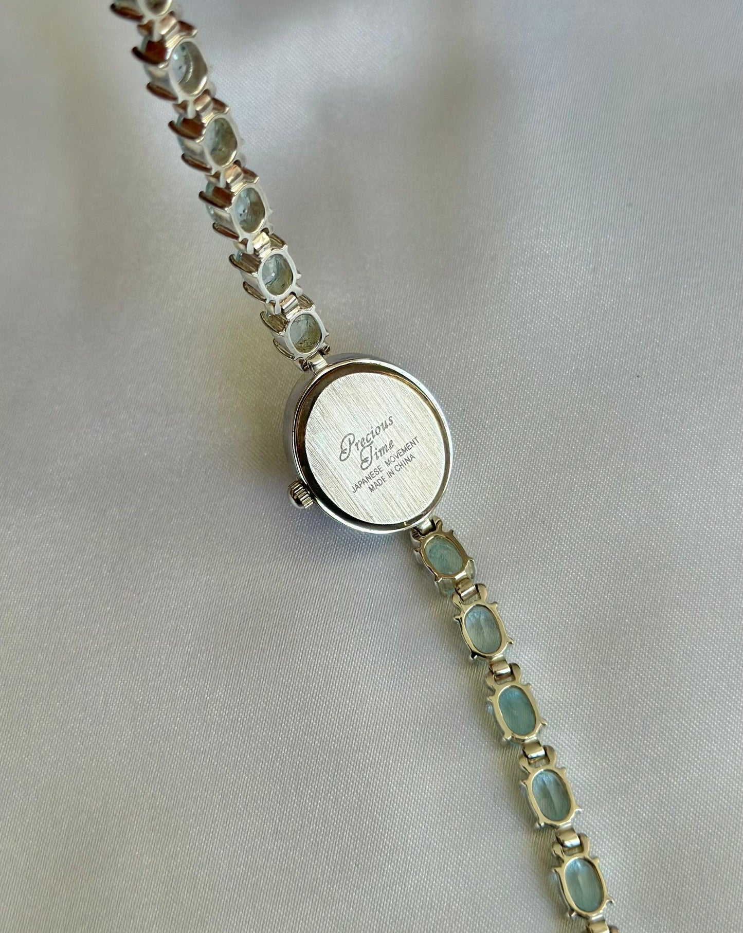 Montre vintage à pierres précieuses bleues