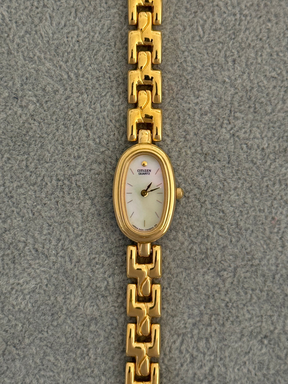 Dainty Vintage 1995 Mother of Pearl Citizen Watch