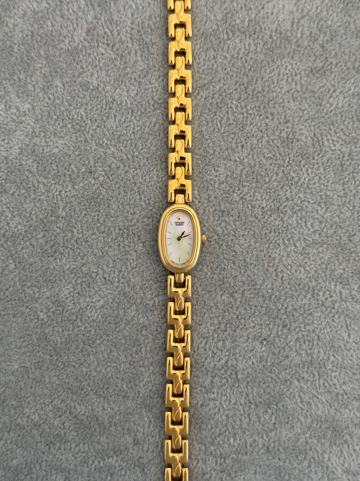 Dainty Vintage 1995 Mother of Pearl Citizen Watch – photo 3