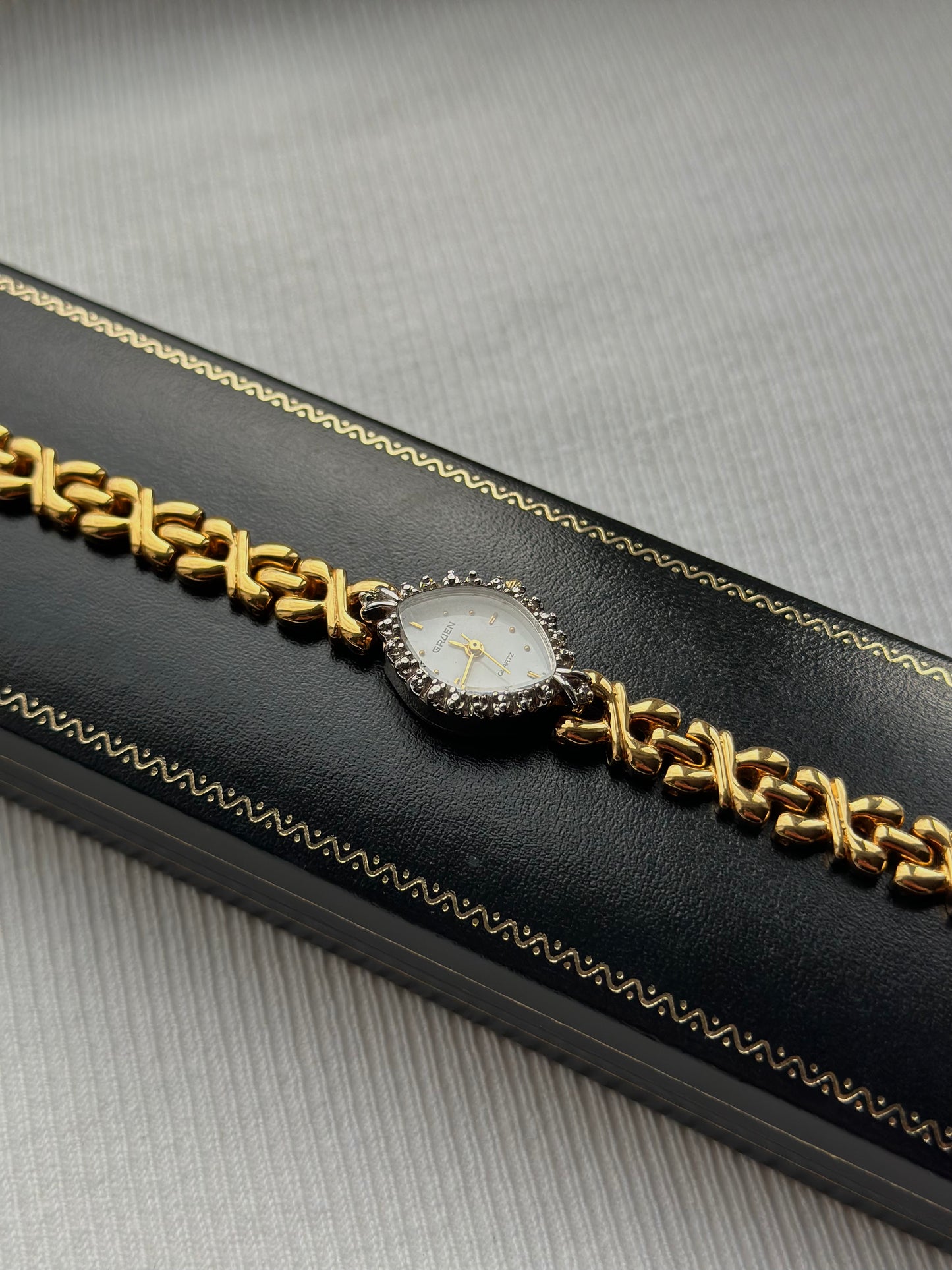 Montre Gruen vintage avec lunette en diamant - Vendue à partir de 495 $