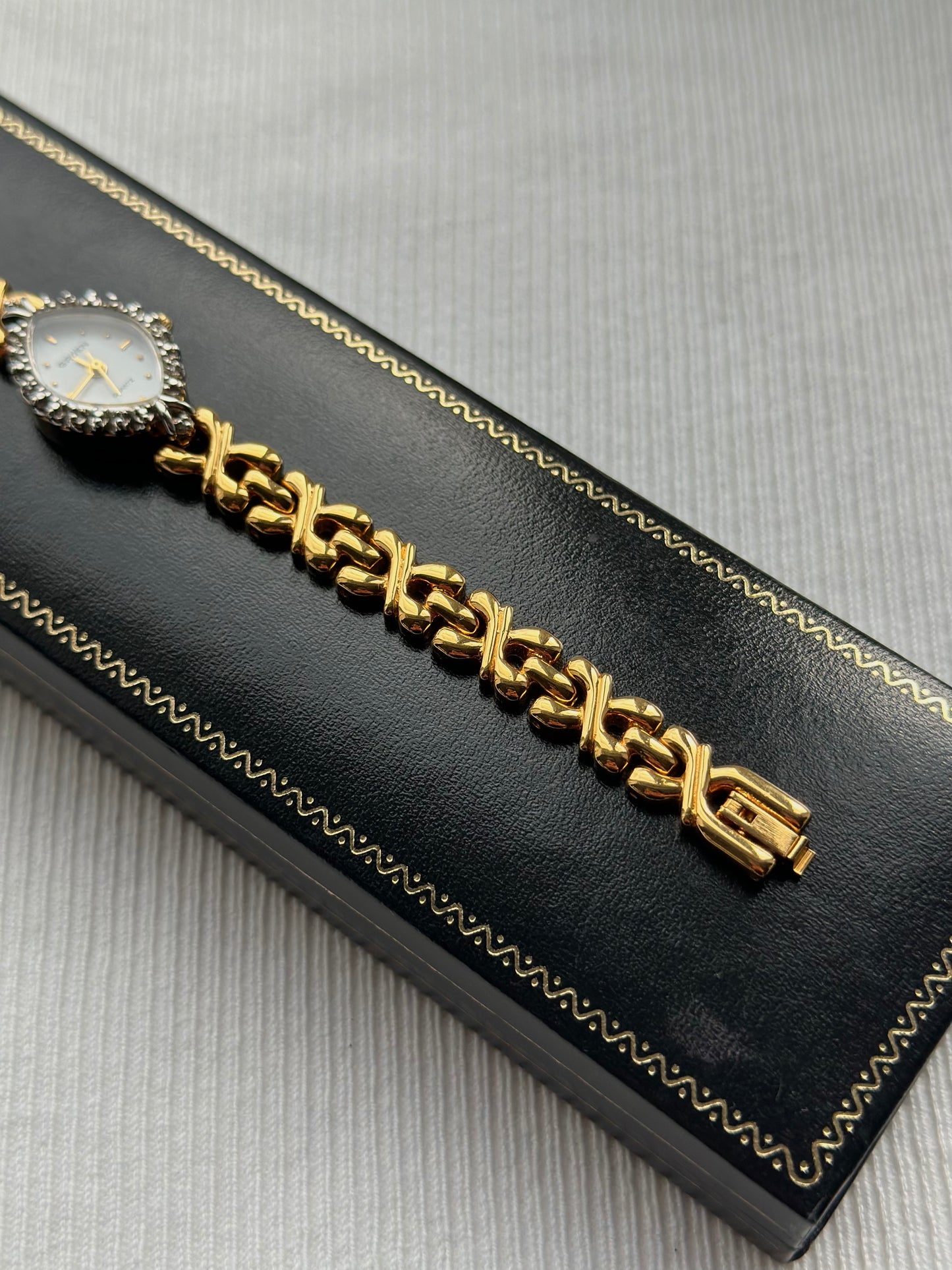 Montre Gruen vintage avec lunette en diamant - Vendue à partir de 495 $