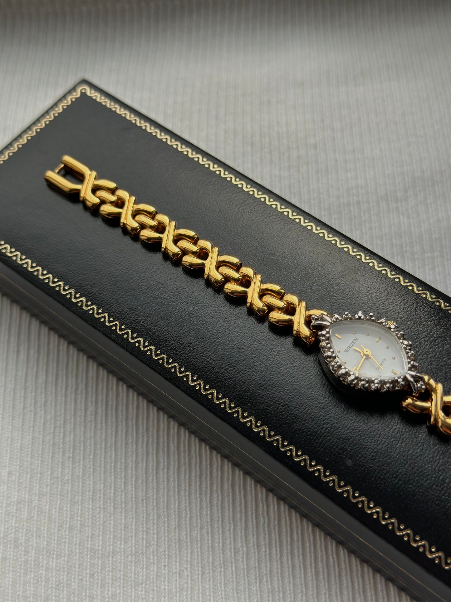 Montre Gruen vintage avec lunette en diamant - Vendue à partir de 495 $