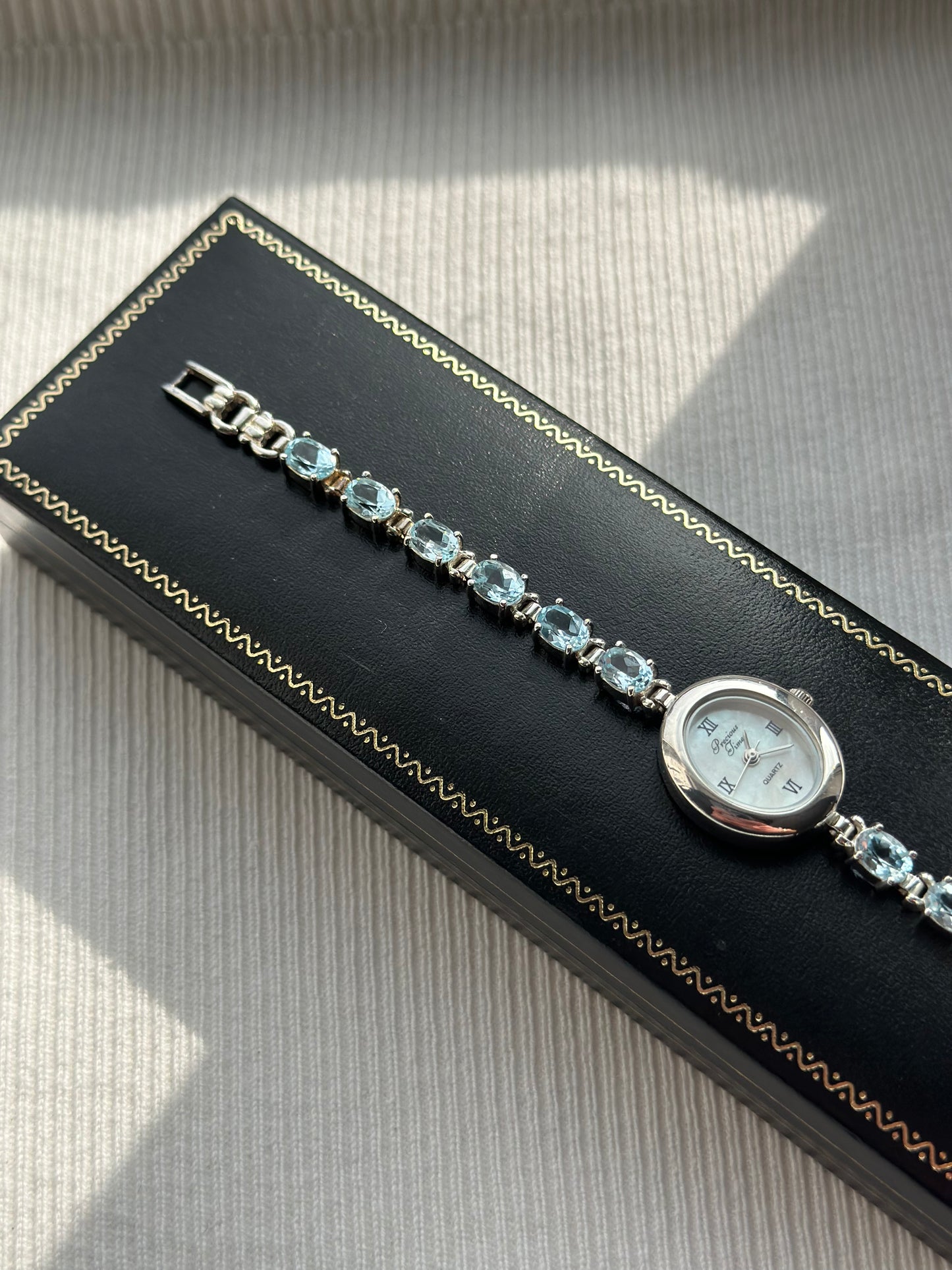 Montre vintage à pierres précieuses bleues