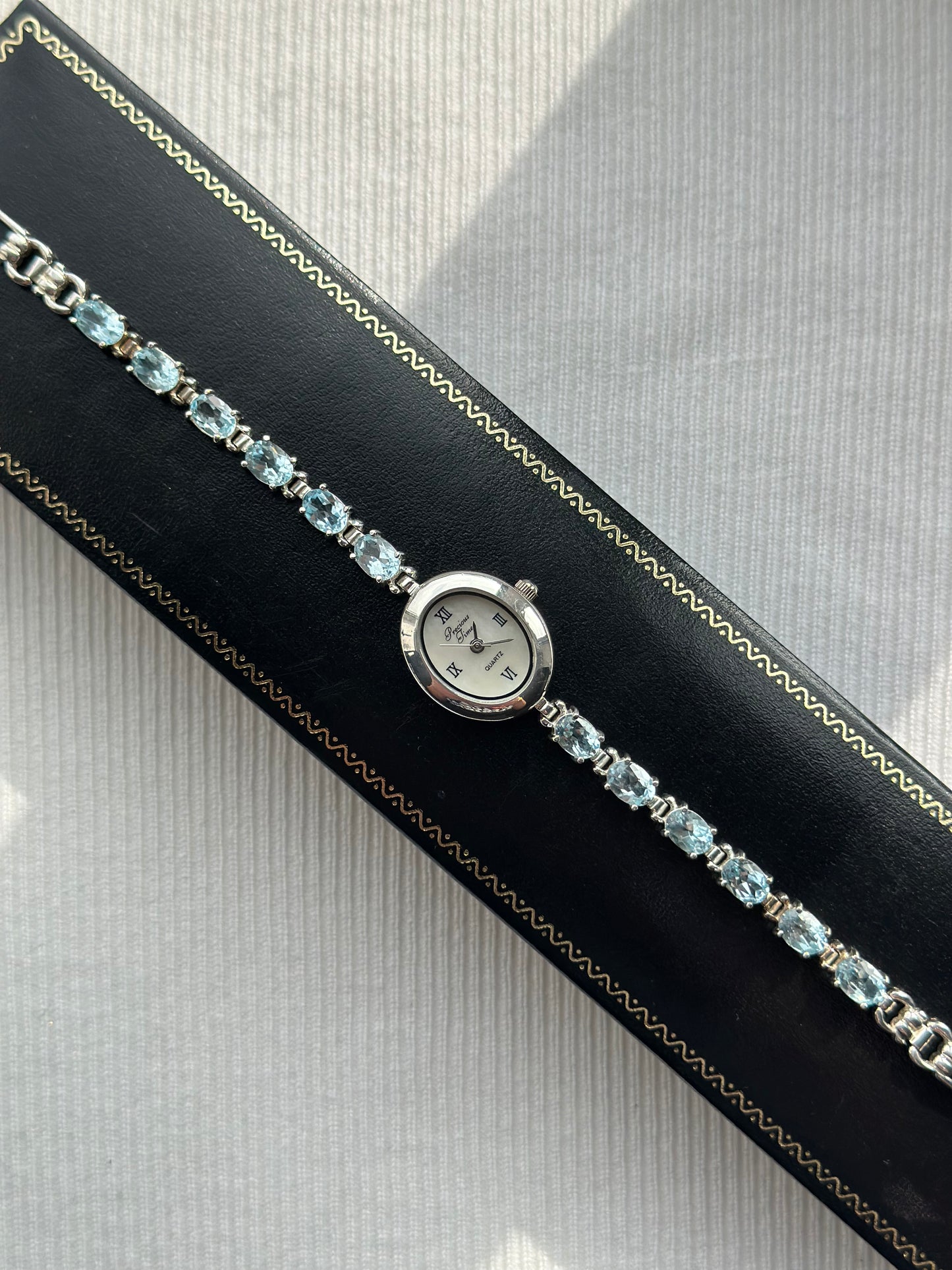 Montre vintage à pierres précieuses bleues