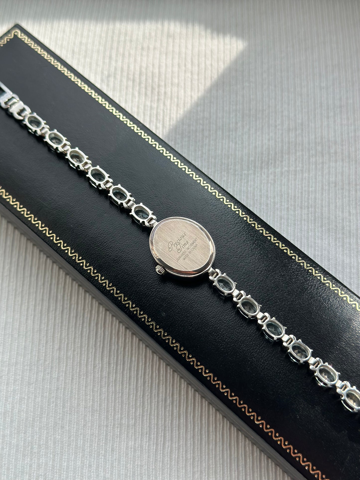 Montre vintage à pierres précieuses bleues