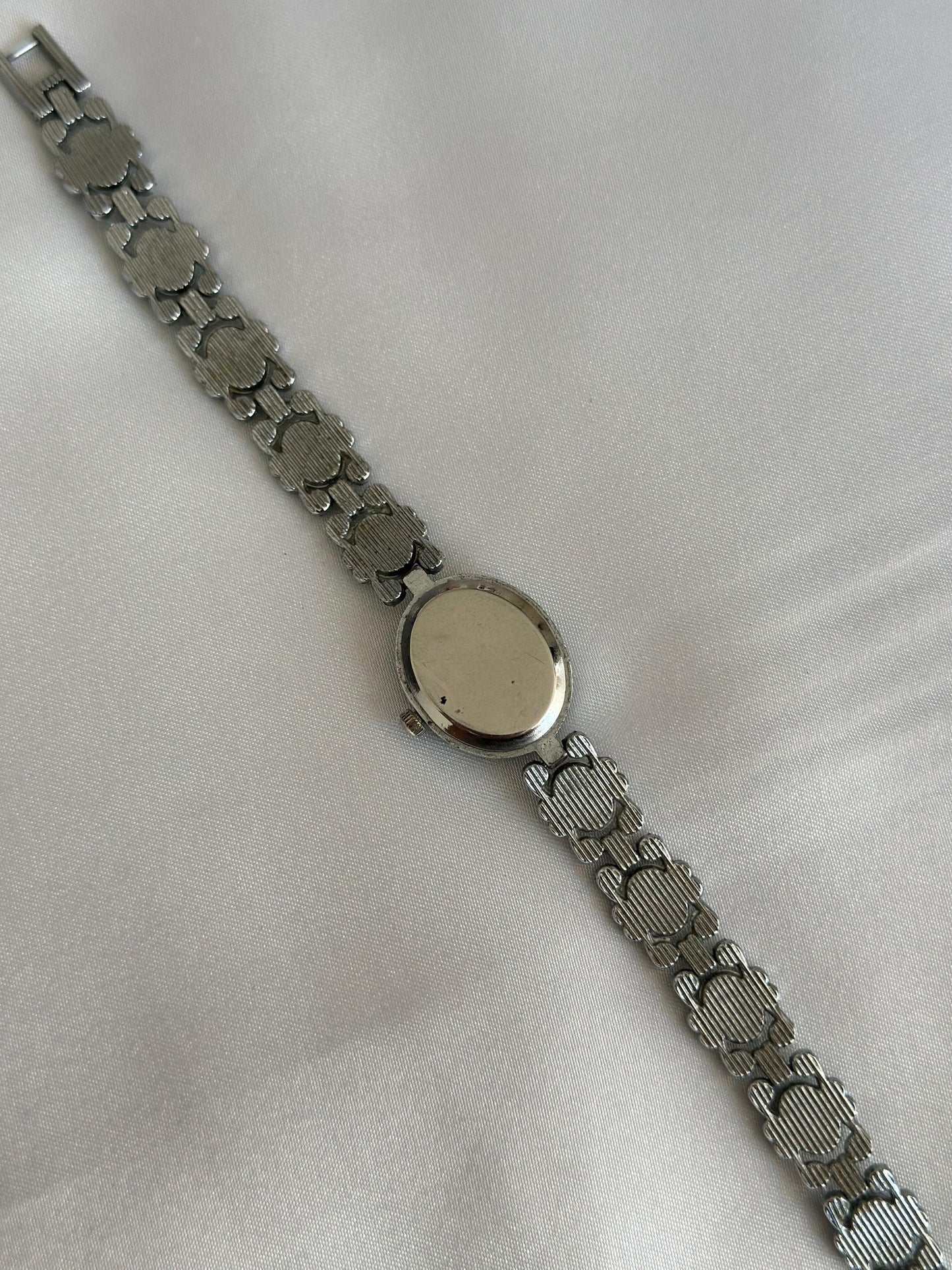 Montre vintage en argent avec perles