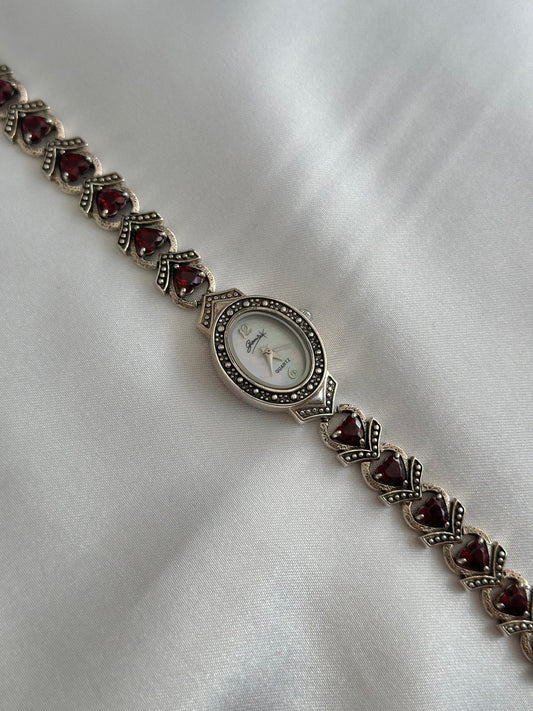 Montre vintage avec pierres précieuses rouges