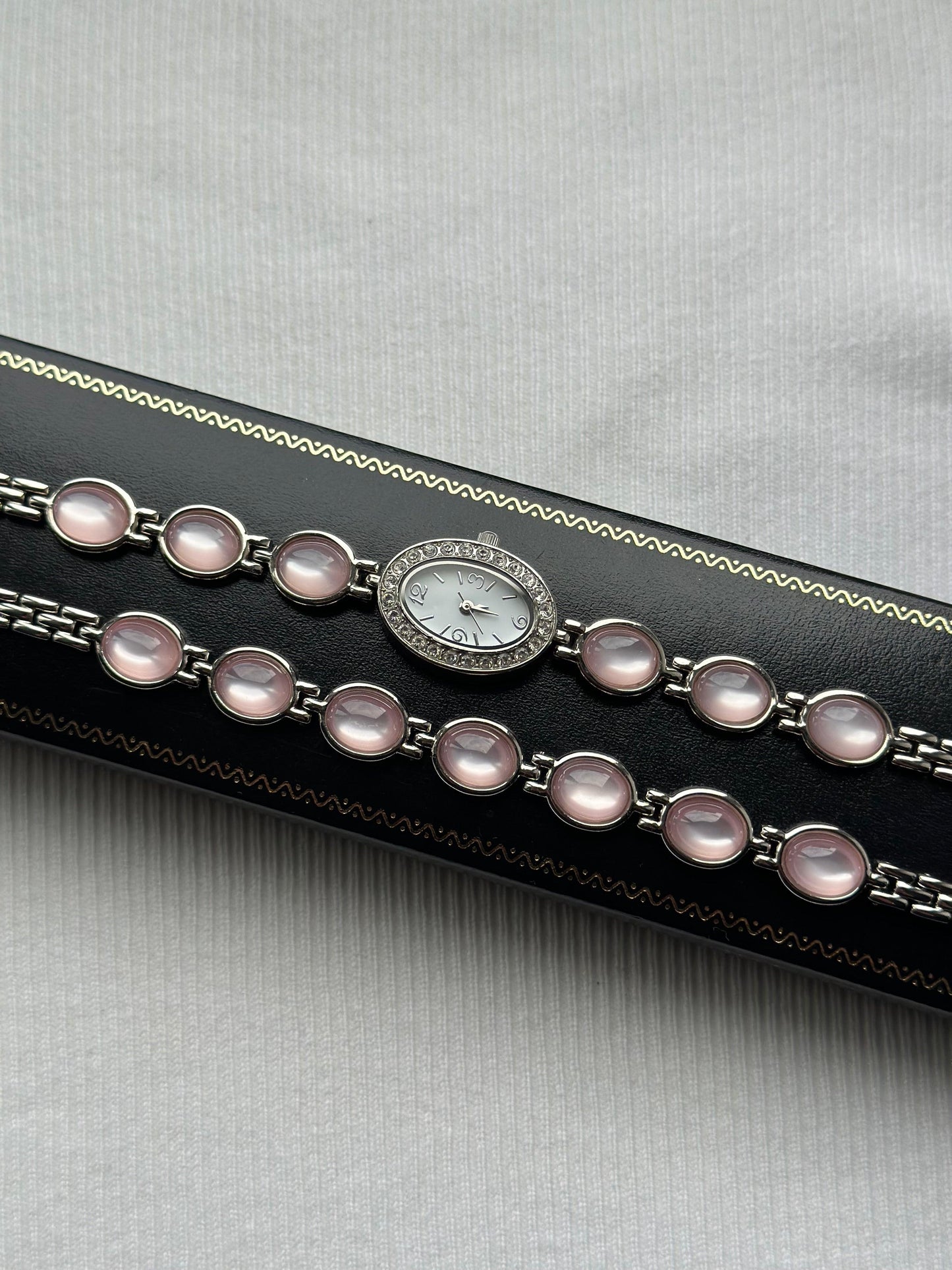 Coffret de montres vintage avec pierres précieuses roses