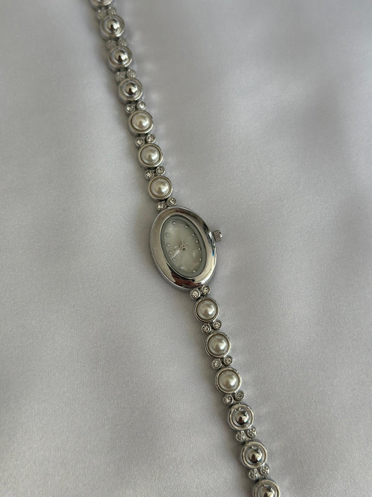 Montre vintage en argent avec perles