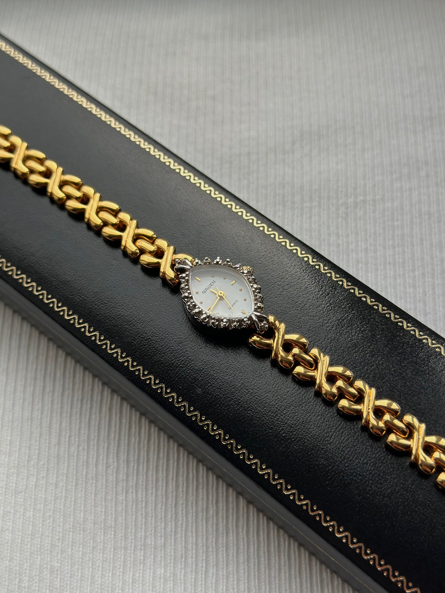 Vintage-Uhr von Gruen mit Diamantlünette – für über 495 $ zu haben